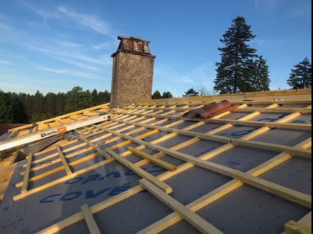 Sous-toiture et lattage posés sur le toit