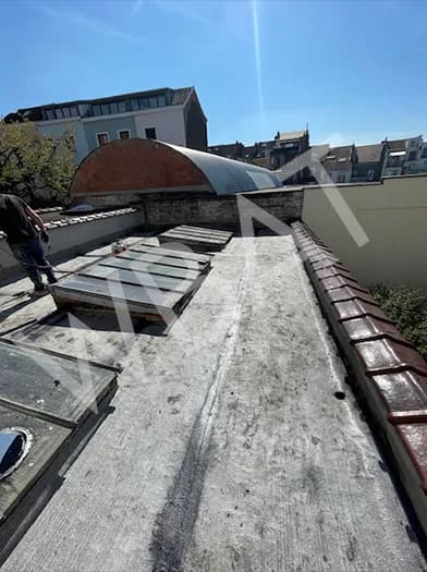 Anciens lanterneaux vitrés sur une toiture plate