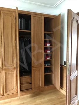 Dressing ouvert avec étagères et tiroirs