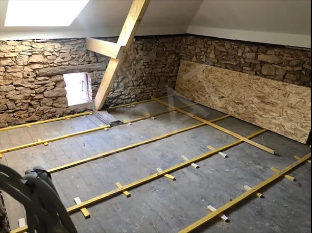 Pose du nouveau plancher dans les combles