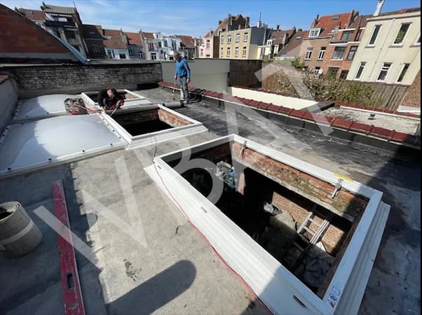 Ouvertures de lanterneaux en cours de remplacement
