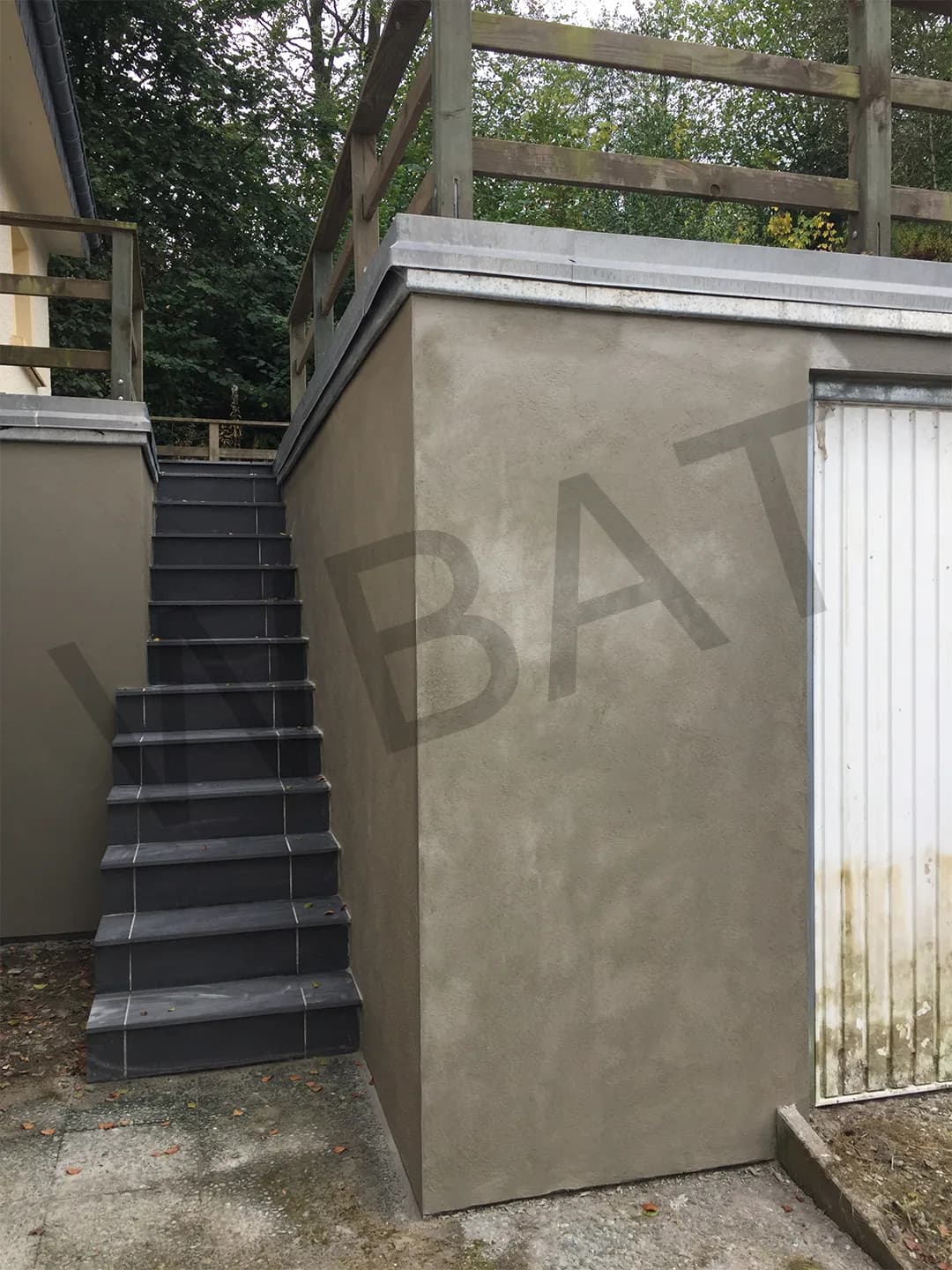 Escalier et mur terminés avec enduit