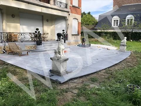 Terrasse terminée en pierre naturelle devant la maison