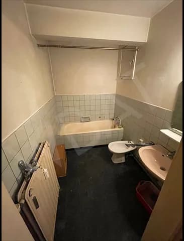 Ancienne salle de bain avec baignoire et carrelage beige