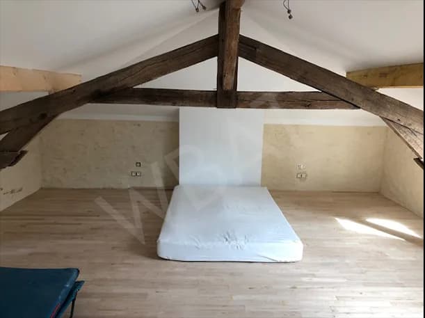 Chambre terminée sous les poutres apparentes
